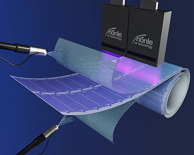 Un adhésif UV à faible WVTR est pulvérisé sur le laminage OPV.